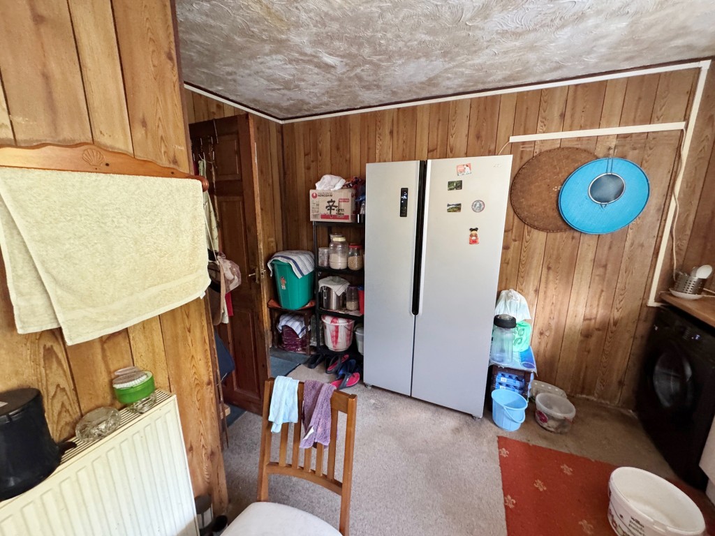 Lot: 162 - THREE-BEDROOM HOUSE FOR INVESTMENT - Kitchen-dining room alternative view